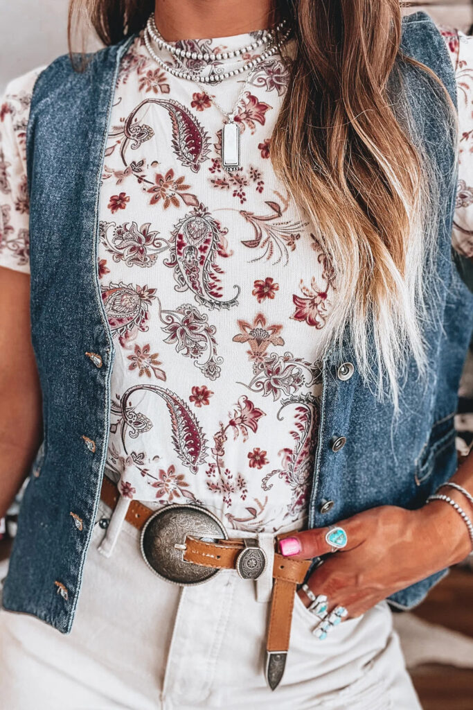 Λευκό Vintage T-Shirt με Λαιμόκοψη Mock και Σχέδιο Paisley